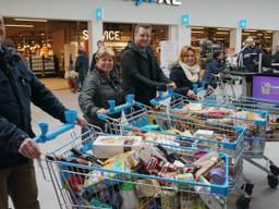 Personeel van woonzorgzcentrum Joannes Zwijsen komt het resultaat van hun inzameling brengen