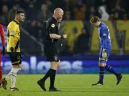 Nigel Bertrams moest met rood van het veld. (foto: VI Images)