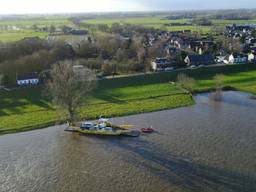 Een luchtfoto van de pont bij Lith. (Foto: Gabor Heeres)