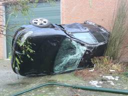 De auto kwam tegen een schuur tot stilstand. (Foto: Berry van Gaal)