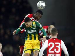 Nicolas Isimat-Mirin in duel met ADO-spits Bjorn Johnsen. (Foto: VI Images)