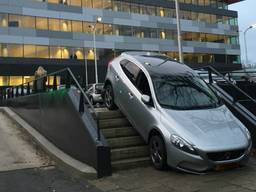 De auto op de trap (foto: Dumpert)