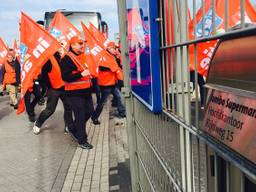 De staking voor het hoofdkantoor in Veghel (foto: Raoul Cartens)