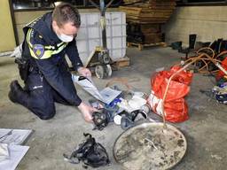 Er werd onder andere 250 kilo aan grondstoffen gevonden. (Foto: Stuve Fotografie)