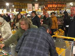 Gevulde schappen in supermarkt dankzij 50 medewerkers die sinds 2 uur 's nachts aan het werk zijn
