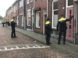 De politie doet buurtonderzoek (Foto: Eva de Schipper).