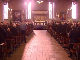 Een volle Sint Petrus' Bandenkerk in Son voor de allerlaatste Eucharistieviering