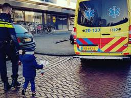 Het jongetje was trots op zijn politiepet. (Foto: Facebook politie Dongemond)
