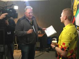 Arjan van der Giessen met de Belgische darter Dimitri van den Bergh (foto: Joost van Erp).