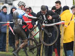 Pech voor Mathieu van der Poel in Bredene (foto: VI Images).