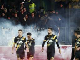 Het zijn gewoon lafaards’, Willem II wil supporters die vuurwerk gooiden hard aanpakken