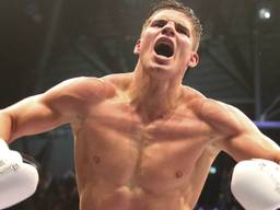 Rico Verhoeven schreeuwt het uit nadat hij Ben Saddik knock-out heeft geslagen. (Foto: Orange Pictures)