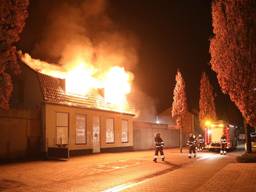 De vlammen sloegen uit het gebouw. (Foto: Gabor Heeres/SQ Vision)