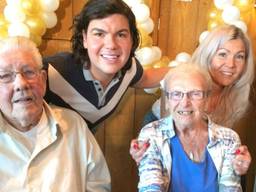 Roy Donders en zus Rian met hun oma en opa. (Foto: Daisy Schalkens)