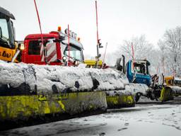 Sneeuwschuivers van Rijkswaterstaat in Geldrop. (Foto: Rob Engelaar)