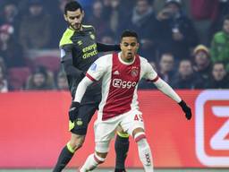 Gaston Pereiro laat Justin Kluivert voorgaan, een typerend beeld van Ajax - PSV (foto: Orange Pictures).