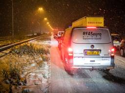 Het staat muurvast op de A58. (Foto: Rob Engelaar)