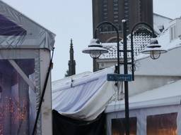 De tent bij de schaatsbaan in Veghel is voor een gedeelte ingestort. (Foto: Danny van Schijndel)