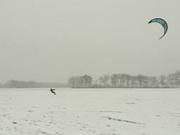 Roman en Toon uit Breda worden voorttgetrokken over de sneeuw. (Foto: Bert Koot)