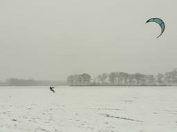 Roman en Toon uit Breda worden voorttgetrokken over de sneeuw. (Foto: Bert Koot)