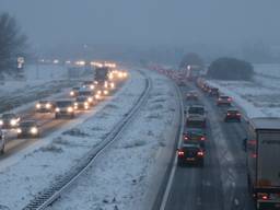 Door de sneeuwval staan er kilometers lange files.