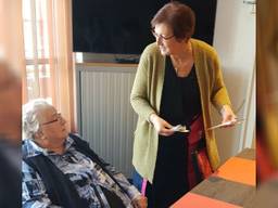 Juf Wilma dekt de tafel in verzorgingshuis Huize Heelwijk. Foto; Wilma Harpe