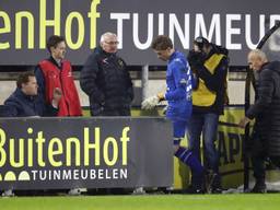 Nigel Bertrams druipt af na zijn rode kaart. (Foto: VI Images).