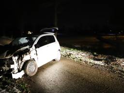 Veel schade aan de auto na het ongeval. (Foto: SK-Media)