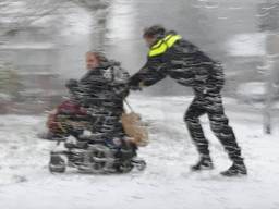 Een wijkagent schiet een vrouw in scootmobiel te hulp. (foto: facebook Politieteam Markdal)