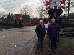 Buurtbewoners Kees van Es en Walter Hoosemans van Gemeentebelangen voor het spoor in Dorst