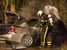 Auto door brand verwoest aan de Ambachtenlaan in Breda (Foto: Marcel van Dorst)