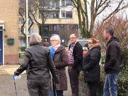 Bewoners bij een van de beschoten huizen (Foto: Raymond Merkx).