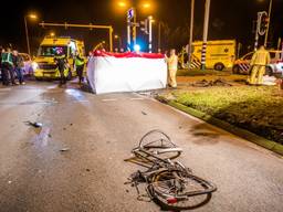 Fietser zwaargewond na aanrijding, automobilist rijdt door (foto: SQ Vision).