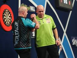 Michael van Gerwen en Rob Cross tijdens het WK in Londen. (foto: VI Images)