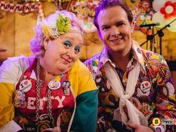 Betty en Jordy bouwen een feestje.