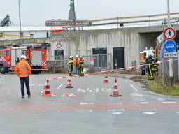 Bij werkzaamheden werd een gasleiding geraakt. (Foto: Perry Roovers/SQ Vision)