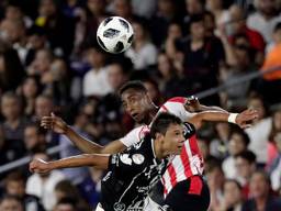 Joshua Brenet in duel met Angel Romero van Corinthians in de VS. (foto: VI Images)