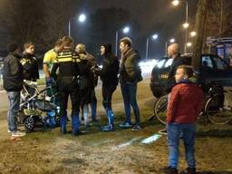 Op de Harendonkweg in Den Bosch is vrijdagavond een man aangereden, die een kinderwagen bij zich had. Foto: FPMB Erik Haverhals