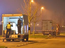 De agenten raakten vrijdagavond door de chemische lucht die uit de vrachtwagen kwam onwel. (Foto: Tom van der Put.)