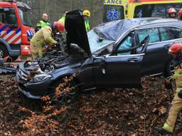 De auto eindigde in een greppel. (Foto: SQ Vision)