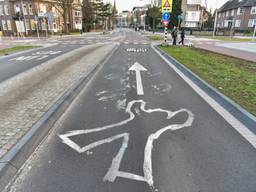 Fietsers en automobilisten zagen zaterdag bijzondere tekeningen op het asfalt bij de Bilderdijklaan.  Foto: Dave Hendriks - SQ Vision Mediaprodukties