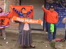 Boliviaanse Oranjefans juichen voor Nederlandse Dakar-deelnemers. (Foto: Ronald Sträter)