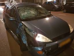 Een dronken automobilist heeft zaterdagnacht op de Besterdring in Tilburg meerdere geparkeerde auto’s geramd. (Foto: politie Tilburg)