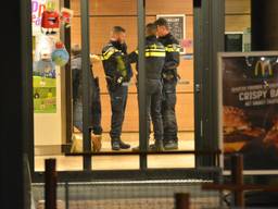 De politie doet onderzoek. (Foto: Perry Roovers)