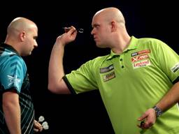 Michael van Gerwen onderuit tegen Rob Cross. (Foto: VI Images)