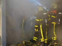 De brand werd rond kwart voor tien gemeld. (Foto: SQ Vision Mediaprodukties)