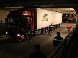 De vrachtwagen die zich vast rijdt. Foto: Erik Haverhals