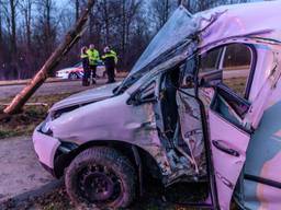 Man zwaargewond na botsing tegen boom (foto:Tom van der Put/SQ Vision Mediaprodukties).