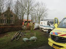 Hulpverleners zijn ter plekke aan de Lagebrugweg in Helenaveen. Foto: Pim Verkoelen