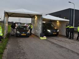 De politie controleerde urenlang bestuurders op het Koningsoord in Berkel-Enschot. (Foto: Toby de Kort)